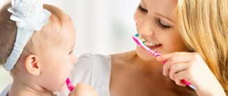 Brushing a child&#39;s teeth