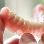 как привыкнуть к зубным протезам