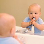 Малыш пробует чистить зубы