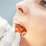 Почему болит мертвый зуб