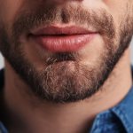 Покусывание губ и взгляд хищника: как понять, что парень тебя хочет