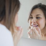 Потемнение зуба около десны - причины